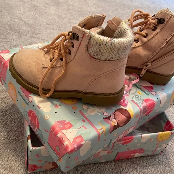 Pink Old Navy winter boots kids. Girls pink winter boots size 9. - Picture 1 of 3
